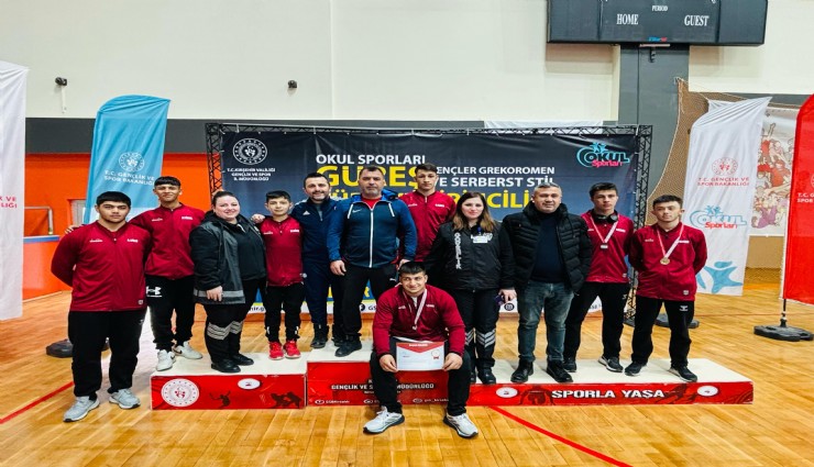 Manisalı güreşçiler Türkiye Şampiyonu oldu