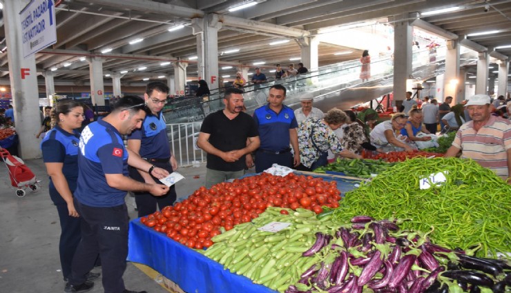 Menemen'de zabıta ekiplerinden pazar denetimi