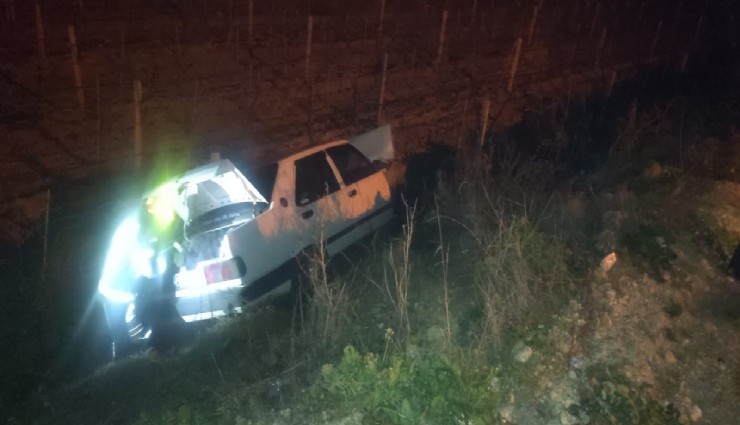 Otomobilin traktöre arkadan çarptığı kazada 2 kişi yaralandı