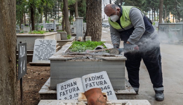 Vandalizm kurbanı 39 mezar için çalışma başlatıldı:  Büyükçiğli Mezarlığı’ndaki hasar gideriliyor
