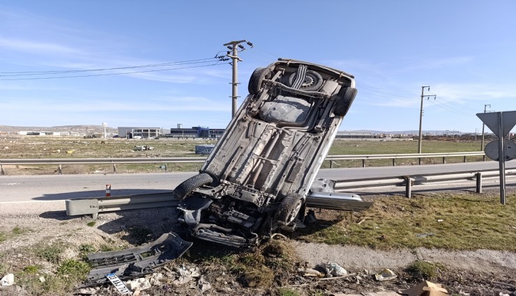 Afyonkarahisar'da fizik kurallarını sorgulatan trafik kazası: Araç dik şekilde durdu