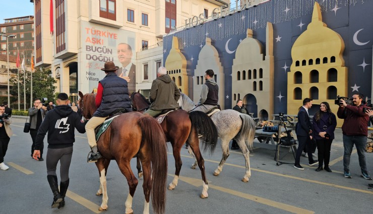 At üstünde Hacca giden Endülüslü Müslümanlar iftarlarını İstanbul’da açtı