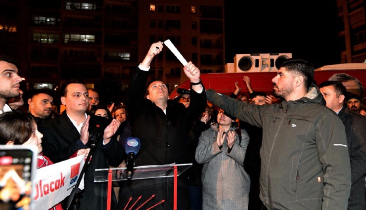 Başkan Eşki’den İmamoğlu protestosu: Bornova Meydanı'nda üniversite diplomasını yaktı