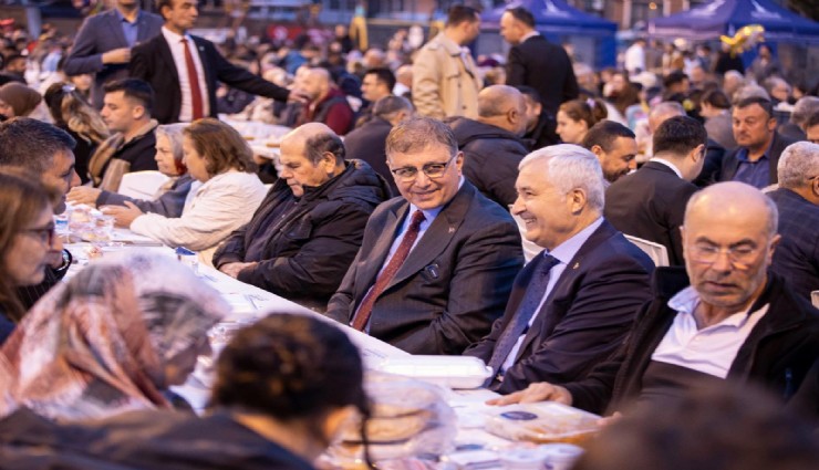 Başkan Tugay Kemalpaşa'da yurttaşlarla iftar yaptı