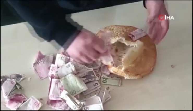 Dilencinin paraları Ramazan pidesinin içinden çıktı