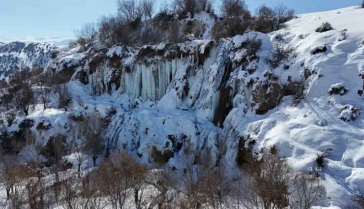 Erzincan buz kesti: Girlevik Şelalesi’nde uzunluğu 2 metreyi aşan buz sarkıtları oluştu