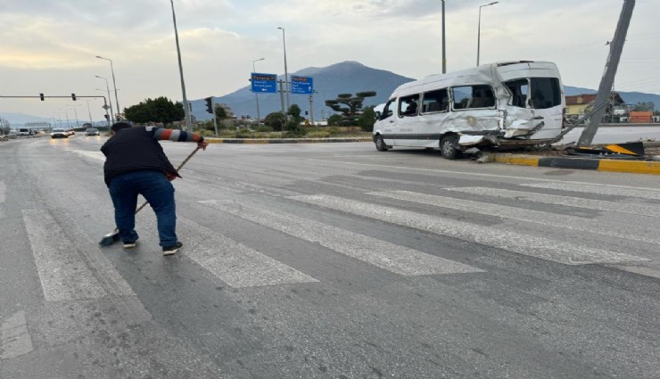 Fethiye’de servis minibüsü ile kamyon çarpıştı: 4 yaralı