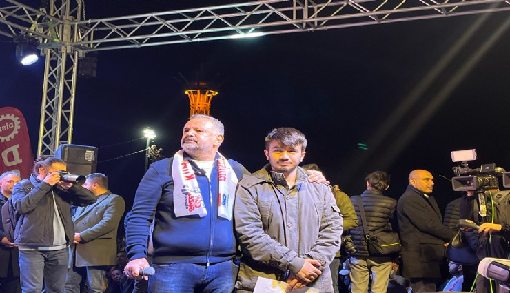 Gençler sahnede: Aslanoğlu o öğrenciyi kürsüye davet etti