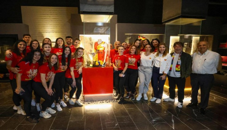 Göztepe’nin gurur günü: Voleybol kupası, müzesindeki yerini aldı