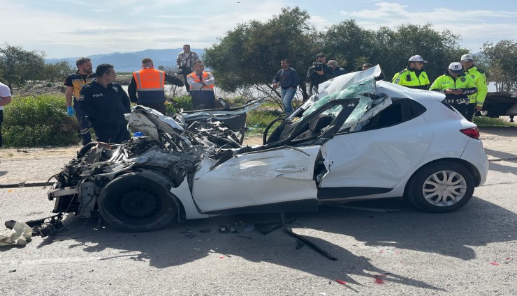 İzmir'de feci kaza: Tırın altına giren otomobil hurdaya döndü
