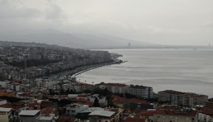 İzmir'de her yer toz: Hava griye büründü