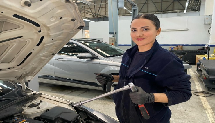 İzmir'de yaşayan Meryem Galip, oto tamirhanesinin üç üniversite diplomalı kadın ustası