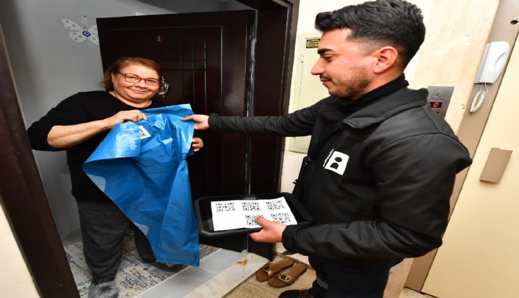 İzmir’in atık yönetiminde QR kodlu mavi poşet dönemi