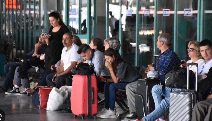 İzmir Otogarı'nda bayram yoğunluğu: Bayram ziyaretine gitmenin bedeli arttı