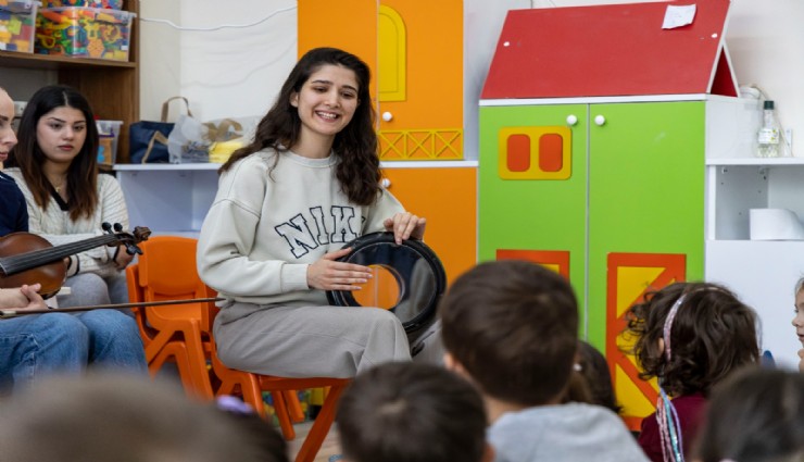 Karşıyakalı minikler Türk müziği çalgıları ile tanışıyor