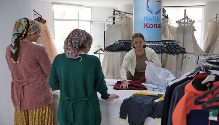 Konak’ın ‘dayanışma marketi’nde bayram yoğunluğu