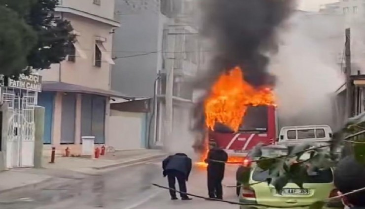 Konak'ta belediye otobüsü cayır cayır yandı