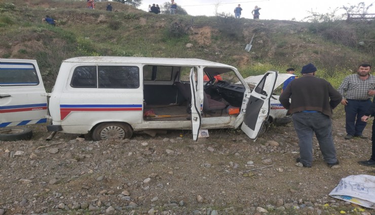Kontrolden çıkan minibüs şarampole yuvarlandı