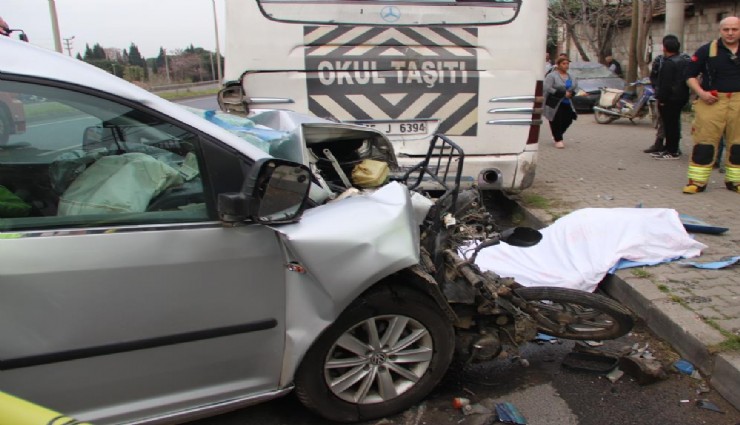 Manisa’da feci kaza: Servis minübüsü ile hafif ticari araç arasında kalan motosiklet sürücüsü hayatını kaybetti