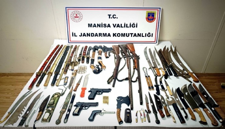 Manisa'da savaş aletleriyle dolu eve baskın