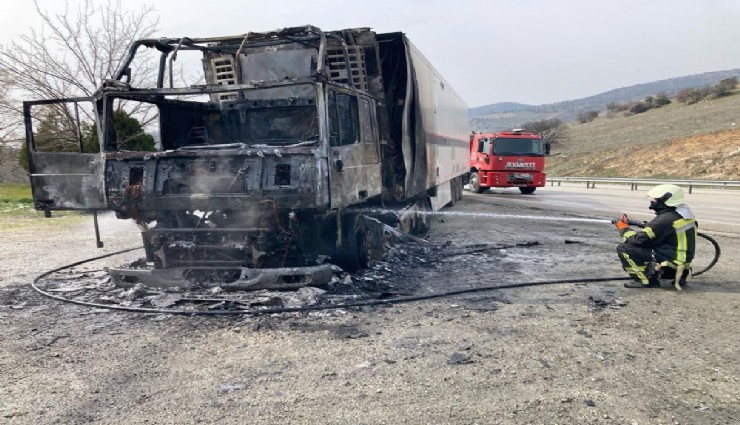 Manisa'da seyir halindeyken alev alan tır küle döndü