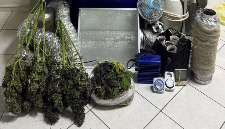 Menderes'te kapıcı dairesine yapılan operasyonda evin içinden yüklü miktarda uyuşturucu madde çıktı