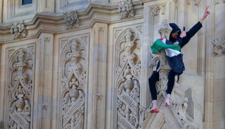 ngiltere’de Big Ben Saat Kulesi nde Filistin bayrağı açan şahsı ikna çalışmaları sürüyor
