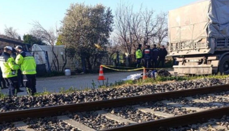 Park halindeki tıra çarpan motosikletli yaşamını yitirdi
