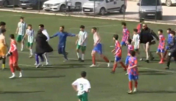U14 maçında kavga: Futbolcular birbirine girdi