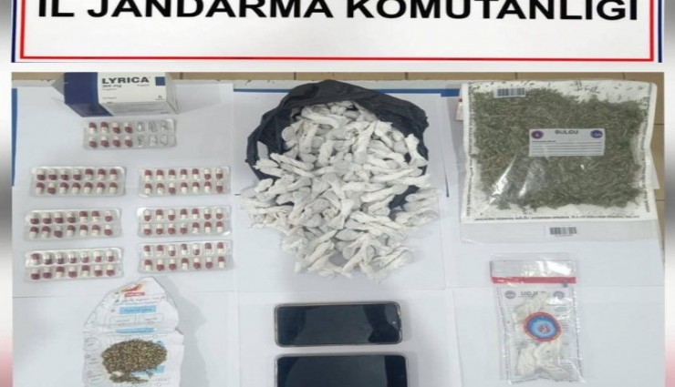 Yüklü miktarda uyuşturucu ile yakalanan 2 tacir tutuklandı