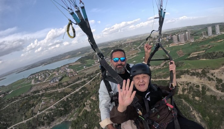 Adana'da 83 yaşında yamaç paraşütü ile uçtu