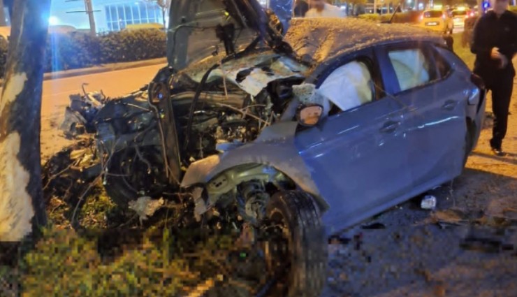 Ağaca çarpan otomobil sürücüsü hayatını kaybetti