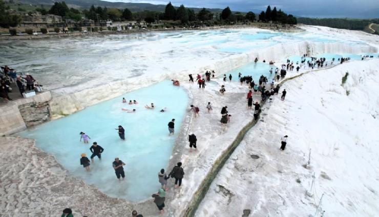 Beyaz Cennet Pamukkale’de bayram yoğunluğu devam ediyor