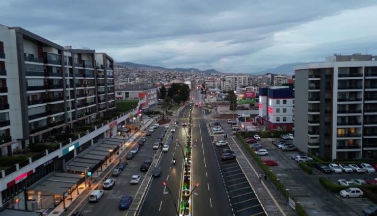 Çiğli'de eski Havaalanı Caddesi güvenli, konforlu ve ışıl ışıl