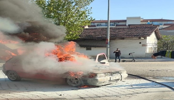 Denizli'de alev topuna dönen otomobil korkuttu