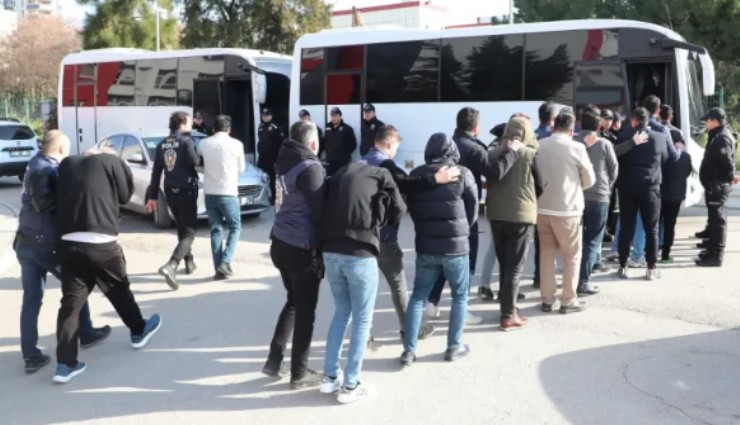 İzmir dahil 13 ilde 1.2 milyar liralık vurgun yapan 139 şüpheli yakalandı