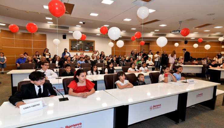 İzmir'de 23 Nisan coşkusu: İlçe Belediyelerinde koltuklar çocukların