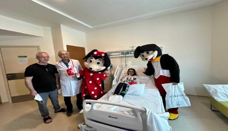 İzmir'de böbrek nakli olan minik Ayşe'nin çifte bayramı