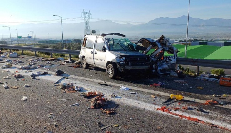 İzmir’de feci kaza: Çıkışı kaçırıp geri gelen araca kamyon çarptı, 1 can kaybı, 2 yaralı