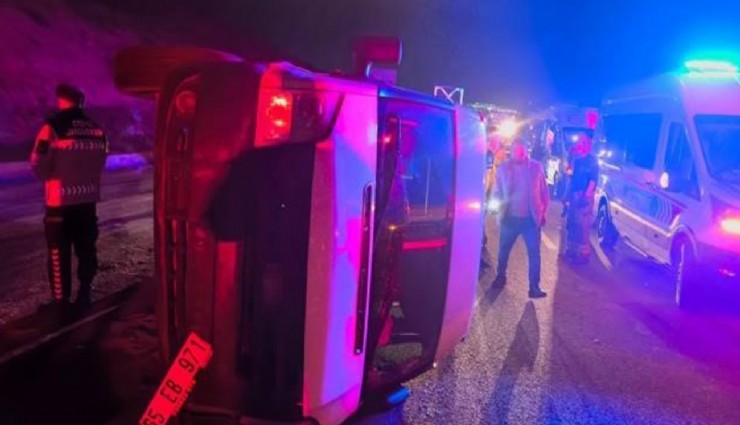İzmir’de feci kaza: Kontrolden çıkan minibüs takla attı, 1 ölü, 10 yaralı