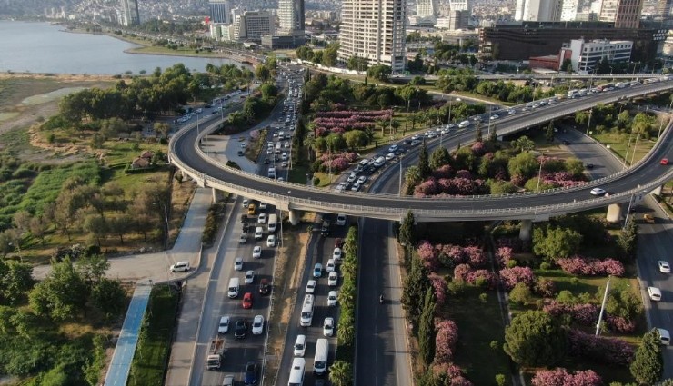İzmir'de trafiğe kayıtlı araç sayısı 2 milyona dayandı: Trafiğe en çok o markanın araçları kaydedildi