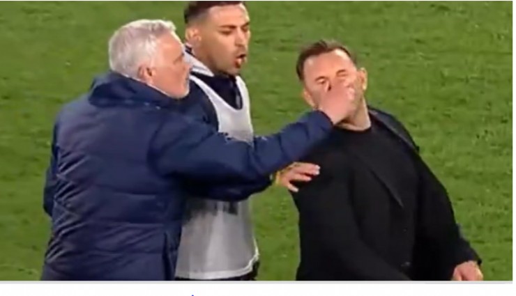 Jose Mourinho’dan, Okan Buruk’a fiziki müdahale: Burnunu sıktı, yere düşürdü