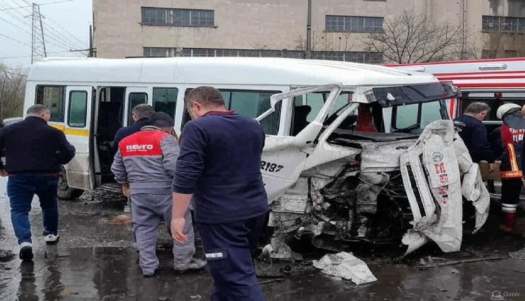 Kütahya'da işçi servisi tıra çarptı: 9 kişi yaralandı