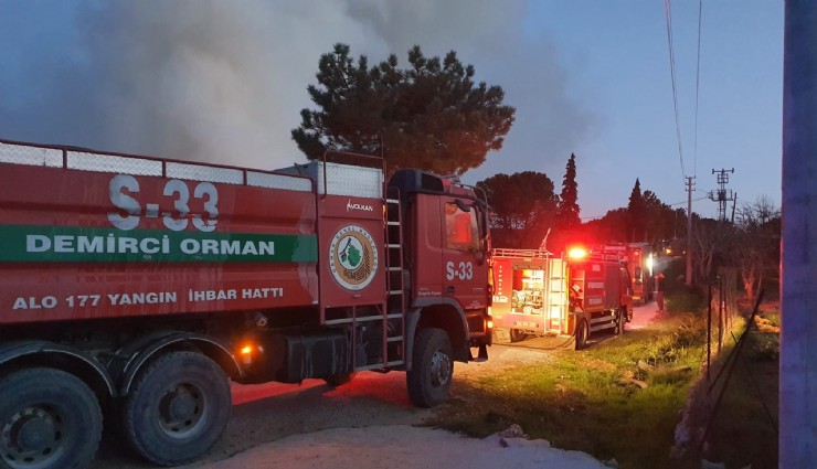 Manisa'da ahırda başlayan yangın evlere sıçradı: iki ev kül oldu