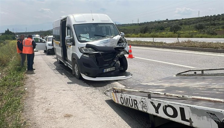 Manisa'da iki öğrenci servisi çarpıştı: 9 öğrenci yaralandı