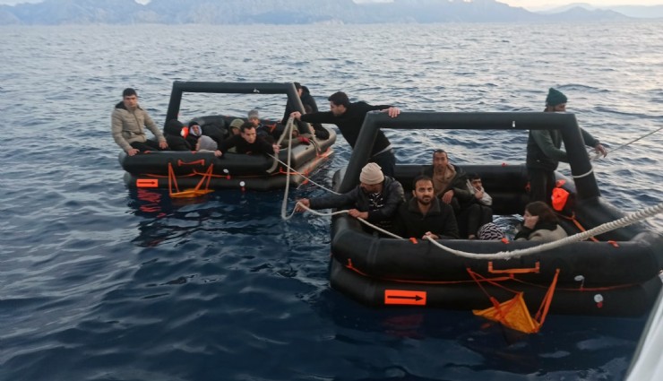 Marmaris'te, Yunanistan’ın can sallarında geri ittiği düzensiz göçmenler kurtarıldı