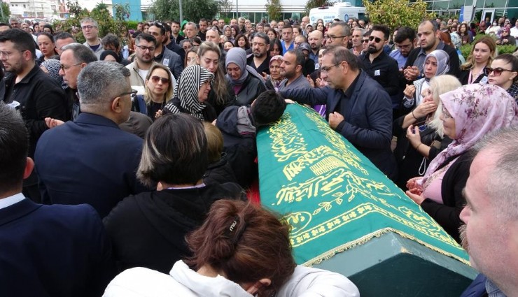 Nöbete çağrıldığı telefon konuşmasını yaparken balkondan düşen doktor son yolculuğuna uğurlandı