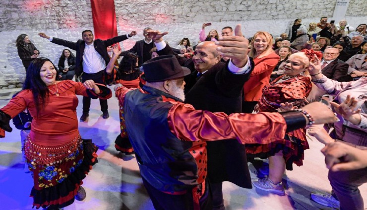 Romanlar Günü’nde kalpler 9/8’lik şarkılarla attı