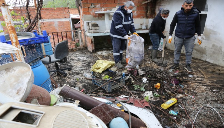 Selçuk'ta çöp evi temizlediler