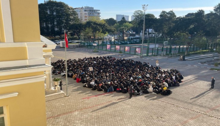 İzmir Atatürk Lisesi'nde 'Öğretmenime dokunma' eylemi
